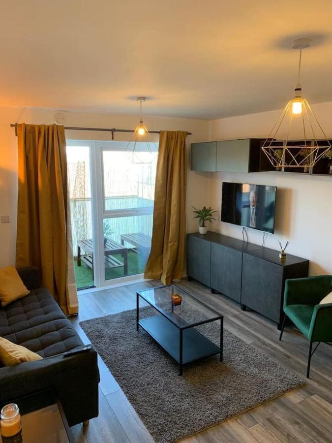 Lovely 1-Bed Serviced Apartment With Free Parking West Thurrock Extérieur photo