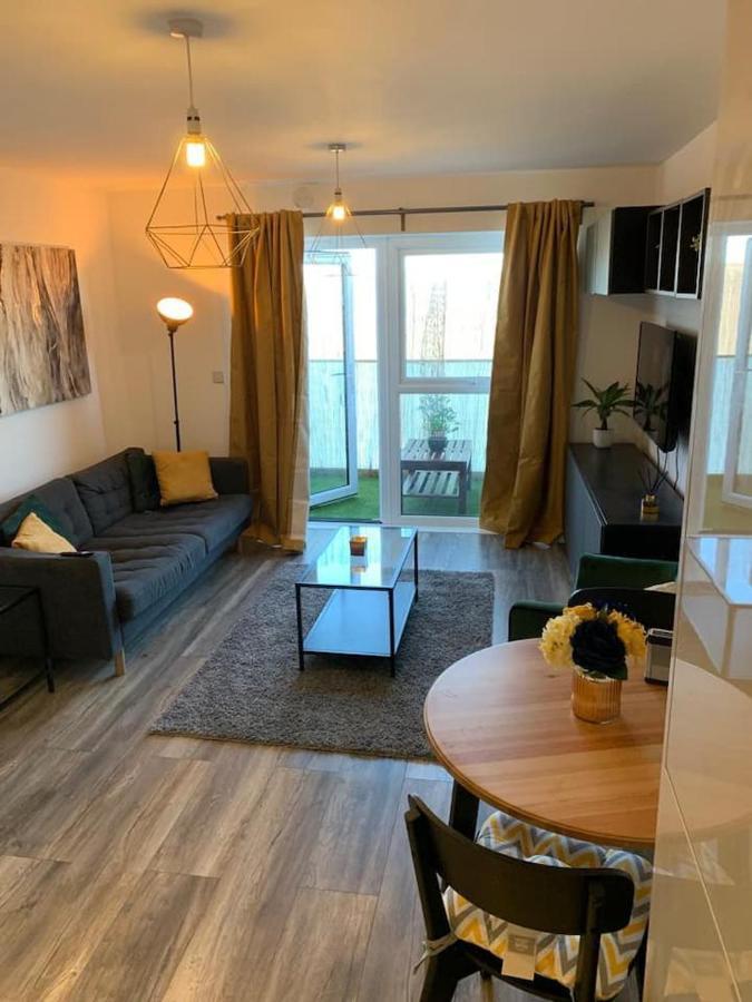 Lovely 1-Bed Serviced Apartment With Free Parking West Thurrock Extérieur photo