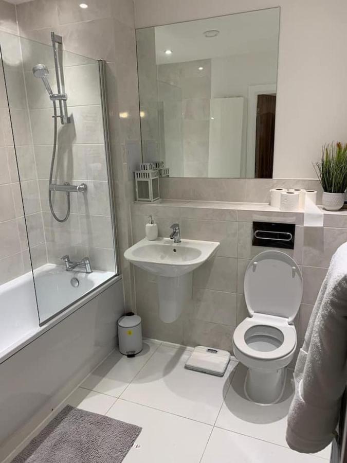 Lovely 1-Bed Serviced Apartment With Free Parking West Thurrock Extérieur photo