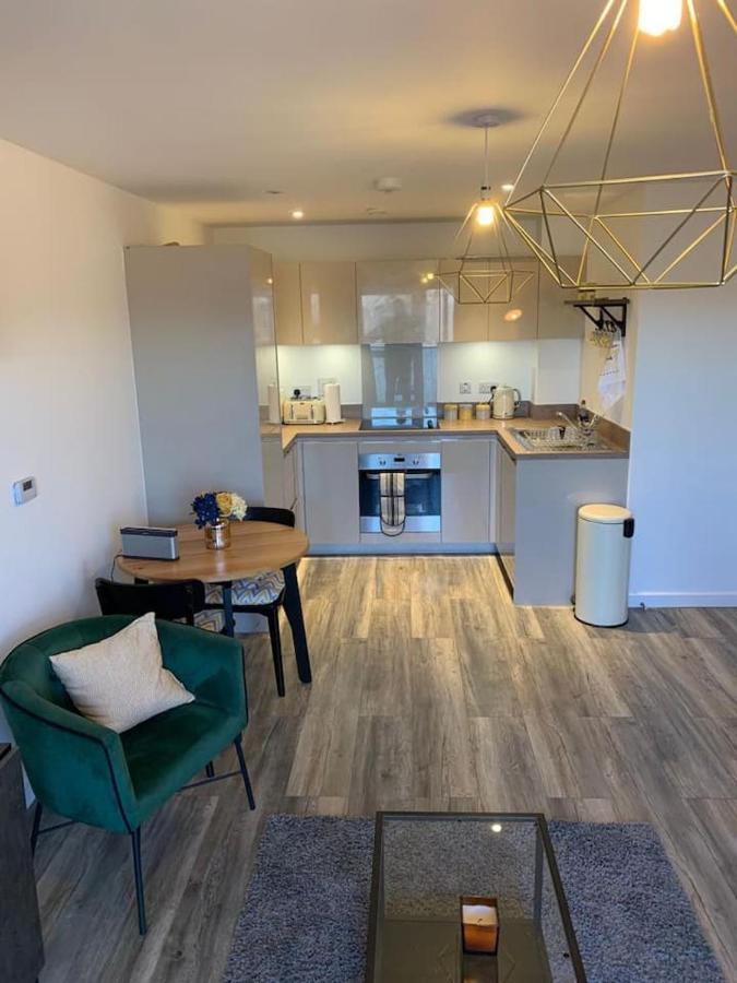 Lovely 1-Bed Serviced Apartment With Free Parking West Thurrock Extérieur photo
