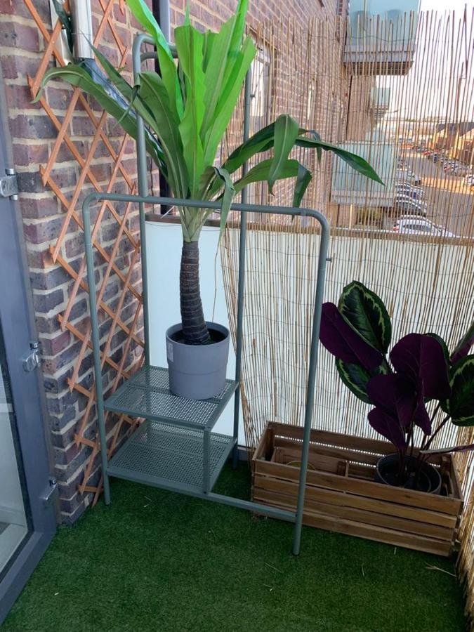 Lovely 1-Bed Serviced Apartment With Free Parking West Thurrock Extérieur photo